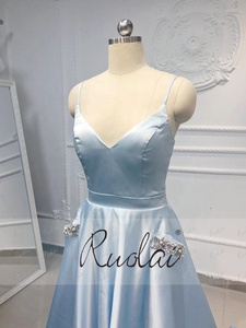 <span class=keywords><strong>Abito</strong></span> Lungo da Cerimonia Ruolai LDC6507 Plus Size con Spalline Sottili, Scollo a V, in Raso Blu, <span class=keywords><strong>Schiena</strong></span> Incrociata e Tasche - Product Image 2