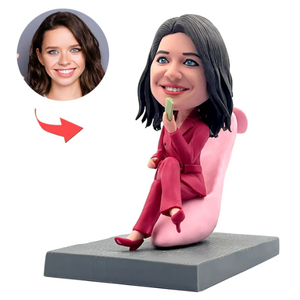 Statuetta Personalizzata Fatta a Mano di <span class=keywords><strong>Donna</strong></span> su Sedia con Tacco Alto Rosa, Regalo alla <span class=keywords><strong>Moda</strong></span> per Addio al Nubilato - Product Image 1