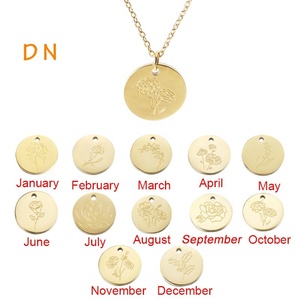 Collar Dina Inspire Jewelry de Acero Inoxidable con Baño de Oro de 18K, Personalizado con Disco de Flores de 12 Meses, Grabado con la Palabra Mamá - Product Image 4