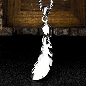 สร้อยคอจี้รูปหัวกะโหลกขนนกสแตนเลสสำหรับผู้ชาย เครื่องประดับแฟชั่นสำหรับงานปาร์ตี้ ดีไซน์ไม่สมมาตร สไตล์เรขาคณิต - Product Image 3