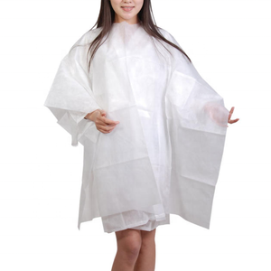Capa de peluquero impermeable desechable de PE polivinílico para peluquería de corte de pelo - Product Image 3