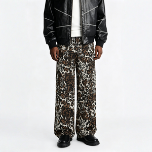 Jean en denim ample à imprimé léopard audacieux et tendance avec poches latérales fonctionnelles, jean en denim délavé à jambes larges pour un style rétro hip-hop - Product Image 1