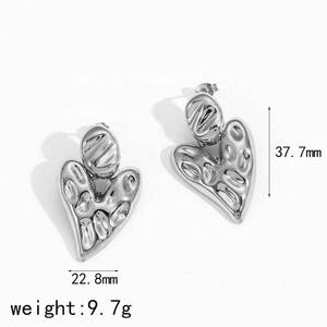 Boucles d'oreilles tendance en acier inoxydable plaqué or 18 carats de la série Lava Heart de Niche Design, serties de titane élégantes pour femmes, pour les fêtes - Product Image 5