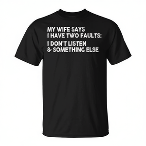 Mi esposa dice que tengo dos defectos: no escucho lo que dice ella - Camiseta - Product Image 2