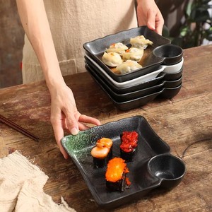 Assiette carrée en céramique Japandi pour raviolis, plat à vinaigre divisé pour restaurant, assiettes à <span class=keywords><strong>sushi</strong></span> rétro en porcelaine noire avec support à sauce - Product Image 1
