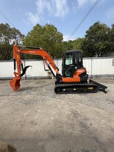 Excavatrice sur chenilles Kubota KX057-5 d'occasion de 5 tonnes, mini-pelle hydraulique avec godet de creusement et lame angulaire - Product Image 1