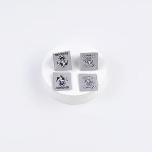 Etiqueta blanca ecológica reciclada impresa para el cuidado de la ropa, plegada, con logotipo de silicona en relieve y cinta tejida para prendas. - Product Image 6