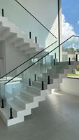 Escaliers à poutres en verre de haute qualité |   Design minimaliste moderne |   Construction robuste pour usage hôtelier en intérieur |