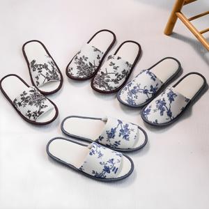 Chaussons jetables biodégradables en toile de porcelaine céladon de style chinoiserie vintage, articles de luxe écologiques pour hôtels et spas, doux - Product Image 1