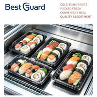 Wegwerp sushi schaal van zwart plastic met deksel voor afhaalmaaltijden en supermarkt voedselverpakkingen