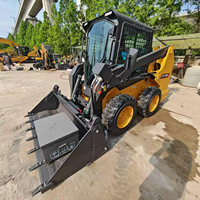 Chargeuse compacte multi-usages XC7-SV10 avec attache rapide et accessoires hydrauliques