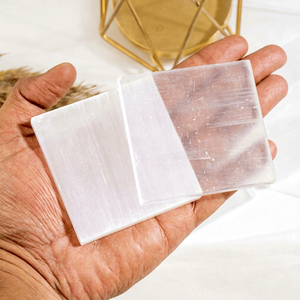 Plaque carrée en sélénite de 3 pouces, surface lisse, qualité AAA, écologique, polyvalente, pour la recharge des cristaux - Product Image 1