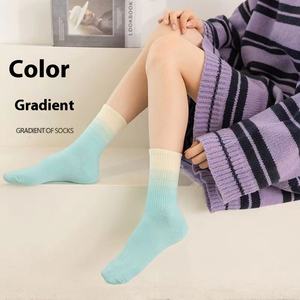 Chaussettes de compression en coton tricoté personnalisées pour femmes Design drôle et heureux pour la saison sportive d'automne - Product Image 4