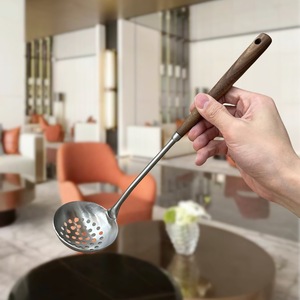Louche à soupe en acier inoxydable 304 avec manche en bois de noyer et passoire pour usage domestique et professionnel - Product Image 2