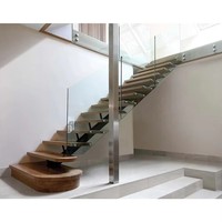 Escalier droit en bois avec balustrade en verre et poutre centrale – Design d'escalier