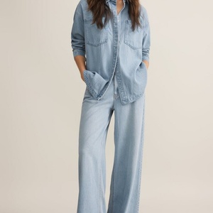 ชุดยีนส์ลำลองผ้าฝ้าย 100% สำหรับผู้หญิง พร้อมโลโก้แบบกำหนดเอง แจ็คเก็ตสีอ่อนพร้อมกางเกงยีนส์ทรงหลวม ชุด 2 ชิ้น - Product Image 1