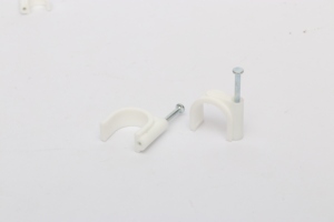 Clips de câble circulaires de type PE à insertion, élastiques et résistants aux chocs, fixés par clou, permettant d'économiser du temps et des coûts - Product Image 2