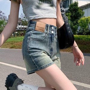 Shorts in denim vintage lavato da donna - Vita media, vestibilità skinny con doppia fibbia - Product Image 4