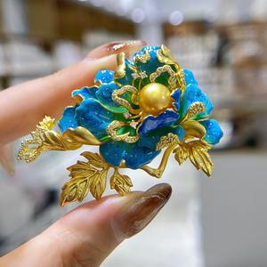 เข็มกลัดดอกโบตั๋นประดับมุกสไตล์จีนสำหรับผู้หญิง ดีไซน์หรูหรา วาดลายด้วยมือ ใช้ตกแต่งเสื้อผ้า แฟชั่น - Product Image 2