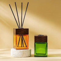 Diffuseur d'arômes en verre carré haut de gamme de 100 ml avec couvercle en bois naturel, OEM ODM, diffuseur de parfum à bâtonnets pour salon et hôtel