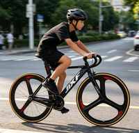 Vélo de montagne avec cadre en aluminium, roues intégrées en trois parties, pneus à flancs jaunes, vélo de course intérieur pour adultes
