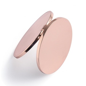 กระจกแต่งหน้าพกพาแบบสองด้าน โลหะปั๊มนูนลายทอง รูปทรงกลม หรูหรา สกรีนโลโก้ได้ - Product Image 4