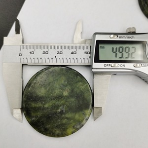 แผ่นรองใต้ตาหยกกลมสีเขียวขัดเงา 50 มม. สำหรับช่วยต่อขนตา - Product Image 1