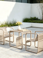 Ensemble table et chaises décontractées pour l'extérieur, idéal pour les patios et les B&B ; Mobilier de jardin en fer style osier, design tendance et luxe léger