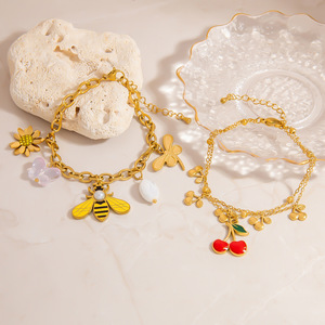 สร้อยข้อมือสไตล์ยุโรปทำจากโลหะผสมสังกะสี ประดับจี้รูปผึ้งและเชอร์รี่ สีทอง 18K เครื่องประดับสำหรับผู้หญิง เหมาะสำหรับใส่ไปเที่ยวพักผ่อน - Product Image 1