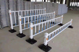 Barrera de Tráfico Metálica de Diseño <span class=keywords><strong>Moderno</strong></span> para Carreteras Municipales, con Luz Reflectante de Grado Ingeniería para Divisor de Carriles de Bicicletas Motorizadas - Product Image 6