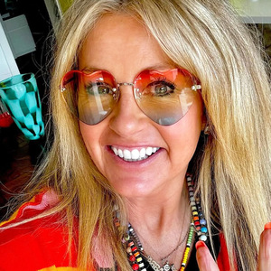 Gafas de Sol de Metal Personalizadas con Marco en Forma de Corazón y Bordes Recortados, Protección Solar con Lentes con Tinte Degradado - Product Image 1