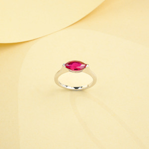 Bague minimaliste polyvalente en rubis cultivé en laboratoire - Product Image 2
