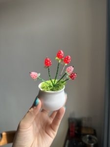 Mini bonsaï de fraises en cristal fait main, arrangement de plantes de fraises perlées pour la décoration de la maison, du bureau ou du bureau à domicile - Product Image 3