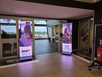 Affichage LED KingVision P1.5 P1.8 P2.5, affichage LED pliable pour intérieur, affichage LED de type totem, mur vidéo pour salles de conférence