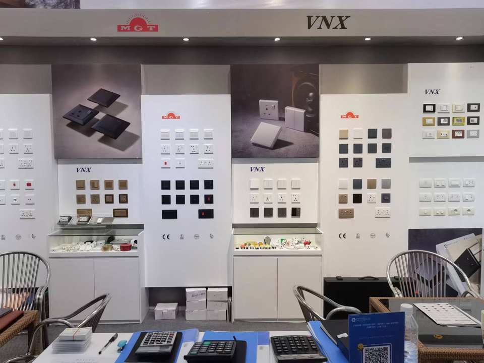 Hot Selling White UK Standard Satellite Socket and TV Socket Lot of Color Type Wall Socket Extension for Home