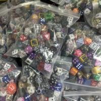 Ensemble de 100 dés polyédriques aléatoires en vrac en résine acrylique pour jeux de société DND RPG vente en gros