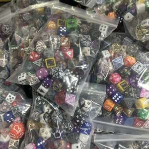 Venta al por mayor <span class=keywords><strong>de</strong></span> resina acrílica, 100 Uds., <span class=keywords><strong>dados</strong></span> a granel aleatorios, <span class=keywords><strong>juego</strong></span> <span class=keywords><strong>de</strong></span> <span class=keywords><strong>dados</strong></span> poliédricos para juegos <span class=keywords><strong>de</strong></span> mesa DND RPG - Product Image 5