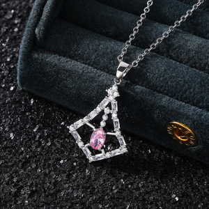 Elegante Collana con Ciondolo in Pietra Rosa per Donne, Charm Creativo a Forma di Abito, Catena per Clavicola, Gioiello alla Moda, Regalo - Product Image 1