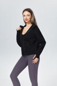 Giacca in Pile Nera con Cappuccio e Zip per Donna, con Tasche Frontali, Vestibilità Regolare, Adatta per Tutte le Stagioni - Product Image 2