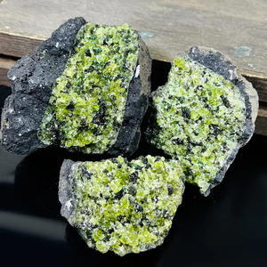 Piedra de Olivino Natural al por Mayor, Cristal Mineral Original, Adorno de Peridoto en Bruto para Decoración - Product Image 1