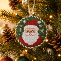 Ornement de Noël en point de croix Père Noël sur fond vert pour décoration de sapin de Noël artisanale de luxe