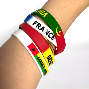 Pulsera Deportiva de Silicona <span class=keywords><strong>con</strong></span> Logotipo Personalizado para Fanáticos del Fútbol Soccer 2026 - Product Image 4