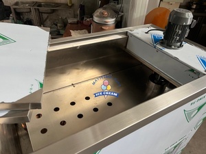 Machine commerciale automatique de fabrication de bâtonnets de glace, de barres glacées, de sucettes glacées et de bonbons, avec moules de congélation, à vendre - Product Image 4