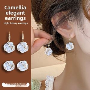 Pendientes de moda con diseño de flor y mariposa de cuatro hojas, de nácar, con peso equilibrado. MOQ bajo. Se acepta venta al por mayor. - Product Image 3
