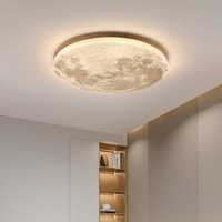 La lampe lunaire de style bois de noyer est un plafonnier LED simple, moderne et élégant dans le salon. Il est doté d'un poêle à bois