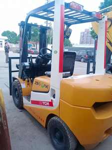 Chariot élévateur diesel TCM d'occasion à bas prix, 2,5 tonnes, haute qualité, 3 mètres, personnalisable avec vérin. - Product Image 3