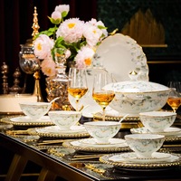 Exquisite Geschenkbox mit 60-teiligem Weißem Keramik-Geschirrset, Elegantes Blumendesign mit Goldverzierung, Teller und Schüsseln für Hochzeit und Einweihungsfeier