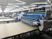Machine à étaler les tissus Yalis à largeur variable pour les usines de confection, largeur personnalisable jusqu'à 3,2 m avec fonction de coupe automatique