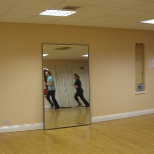 Grand miroir mural sans cadre personnalisé avec film de sécurité pour studio de danse et salle de sport - Product Image 5