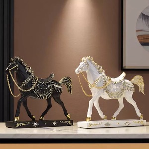 Escultura de estatua de resina de caballo Martingale de pie personalizada, adorno de <span class=keywords><strong>animal</strong></span> bonito para decoración del hogar, adorno de arte temático de caballo árabe - Product Image 3